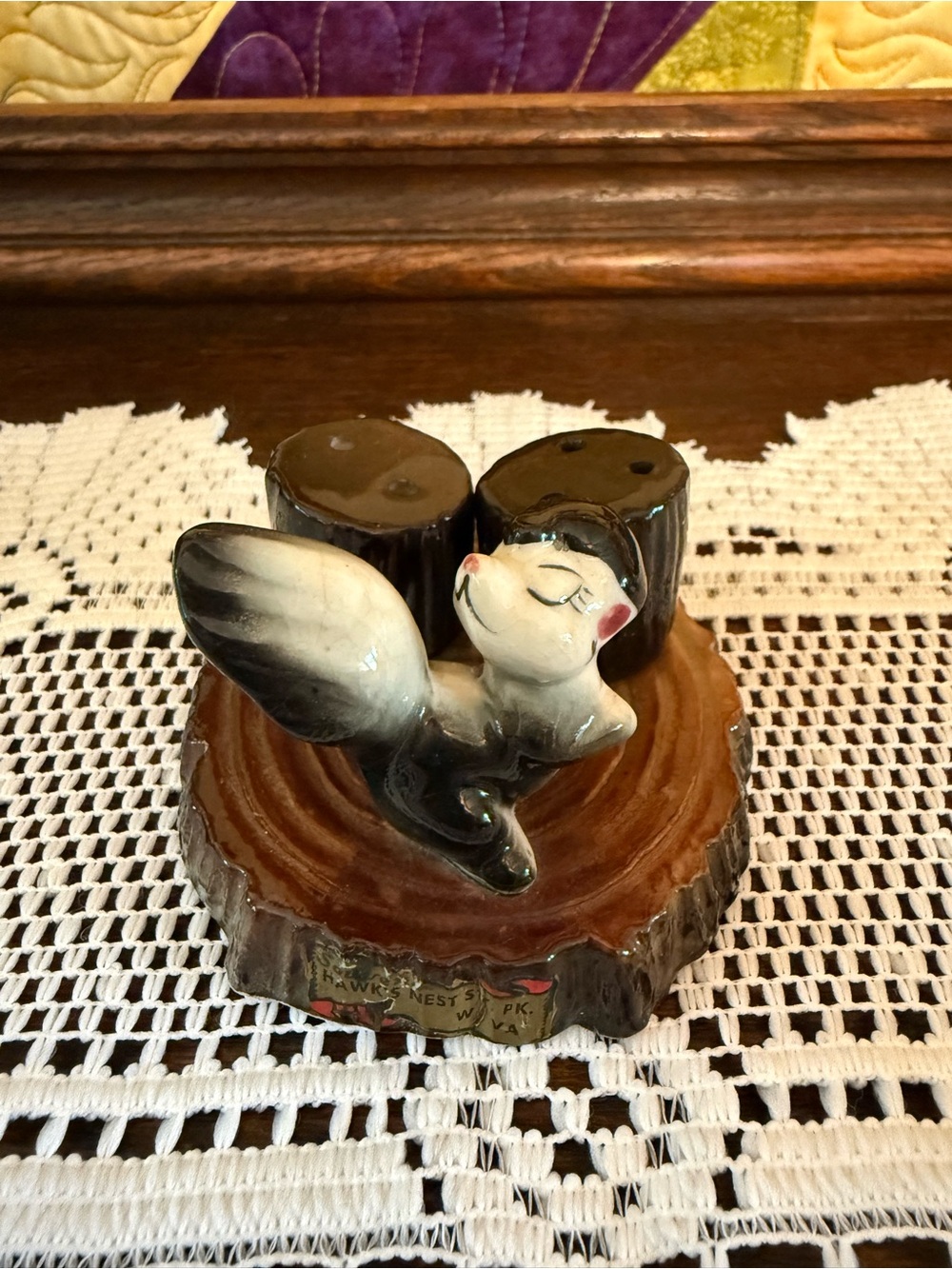 Vtg 1950’s Hawks Nest State Park WV Skunk Salt & Pepper Shaker Holder Set Kitsch